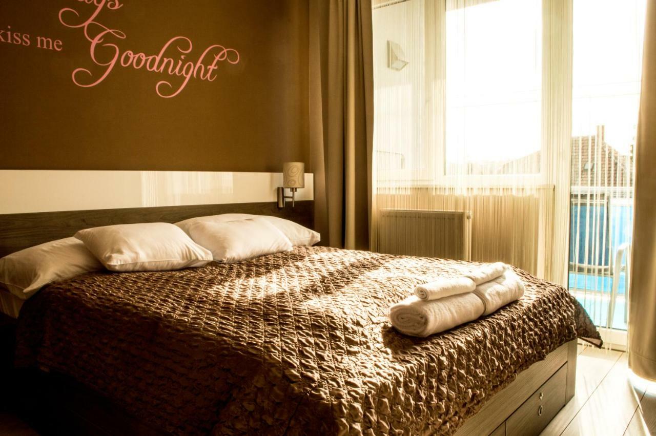 Platina Apartman Apartment Sarvar Bagian luar foto
